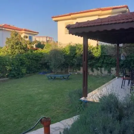 Villa Sleeps 6, Spacious With Large Garden - Awz 307 *