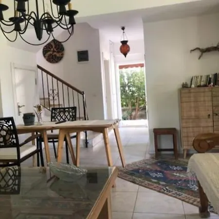Villa Sleeps 6, Spacious With Large Garden - Awz 307 *