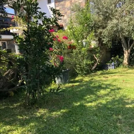 Villa Sleeps 6, Spacious With Large Garden - Awz 307